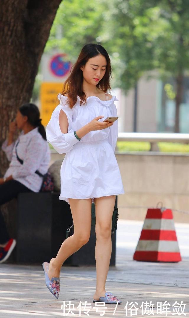 黑色|街拍时尚姐妹花,分别穿黑色与灰色连衣裙,休闲又不失女人味