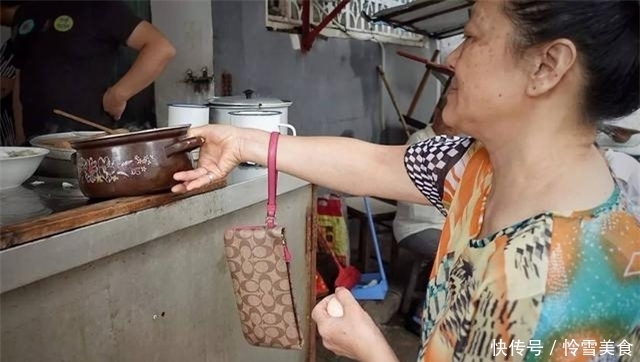 排队|农村夫妻街头卖它,5元一碗,十年未涨价,食客凌晨5点排队购买