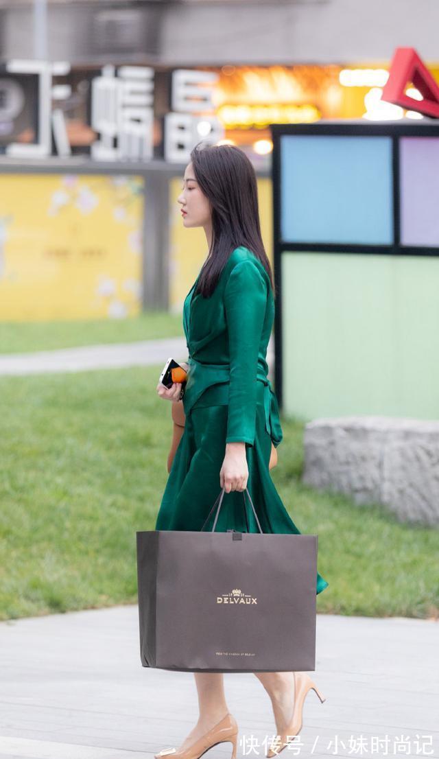 细跟鞋|穿连衣裙还是搭配尖头细跟鞋更有女人味,穿出自信展现气质美