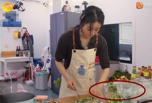 黄瓜|赵丽颖做九孔拍黄瓜,虽卖相十足,可看了用啥装盘的懵了,原谅我一口吃不下