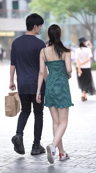 夏天|今夏开始流行青草绿,小姐姐穿这样一条裙子出门,回头率高的出奇