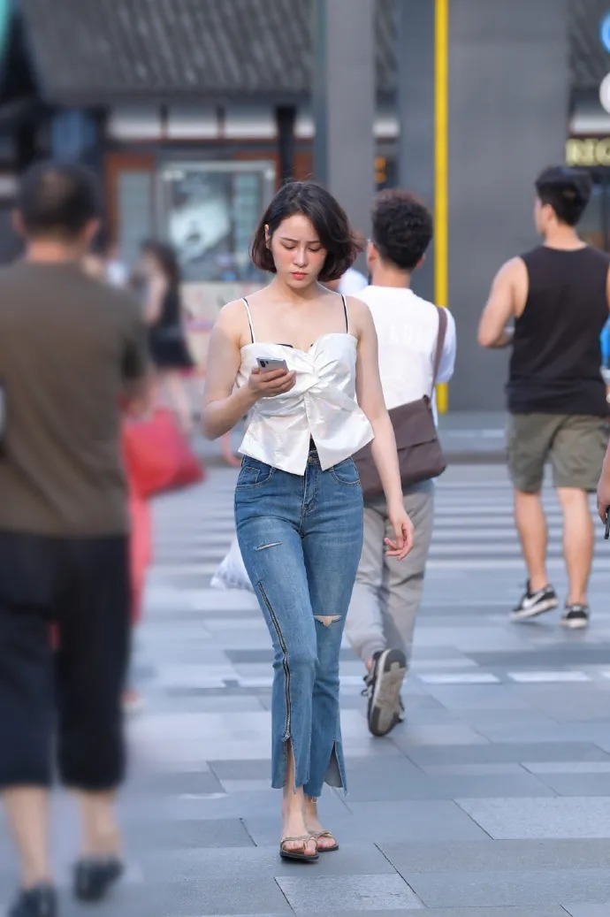 穿牛仔裤的时尚女生