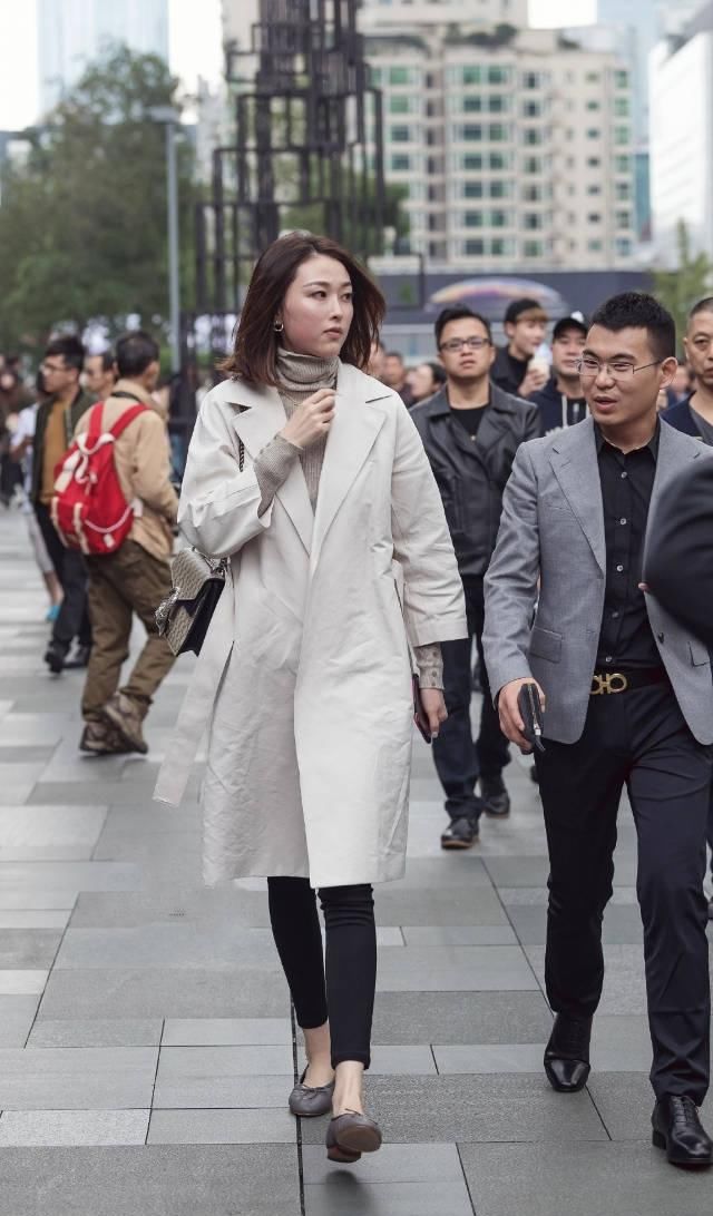 路人街拍，小姐姐搭配黑色上衣，妩媚动人，风情万种