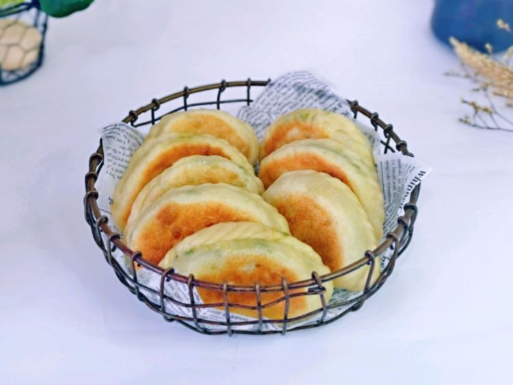 做韭菜盒子的时候加点虾皮和香干,味道太鲜美了,真过瘾