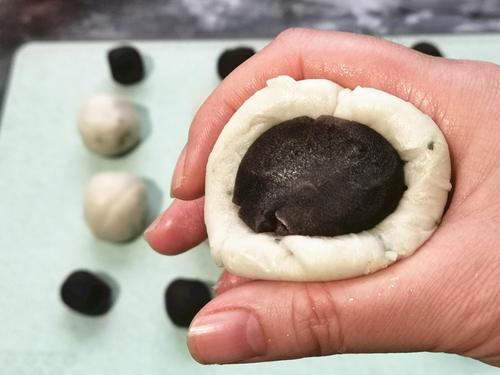  做豆沙饼一点儿不难，1张手抓饼做4个，外焦里嫩口口香甜