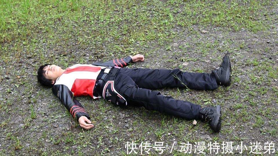 微笑超人|特利迦奥特曼灭灯,微笑超人也躺在草地上,扳机被虐得好惨