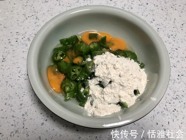 辣椒炒鸡蛋|辣椒炒鸡蛋“农村版”做法，奶奶吃了一辈子，外焦里嫩特别下饭