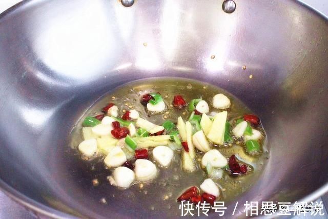炒白菜|炒白菜时,总用老做法就错了,教您2招,白菜鲜嫩还不出水,解馋