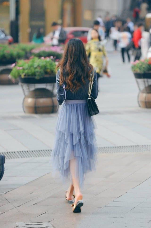 街拍:小姐姐朴素的衣装简单又好看,可爱中不失优雅,魅力十足