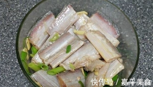 煎带鱼一碰就碎?多1步多等15分钟,煎出两面金黄的完整带鱼
