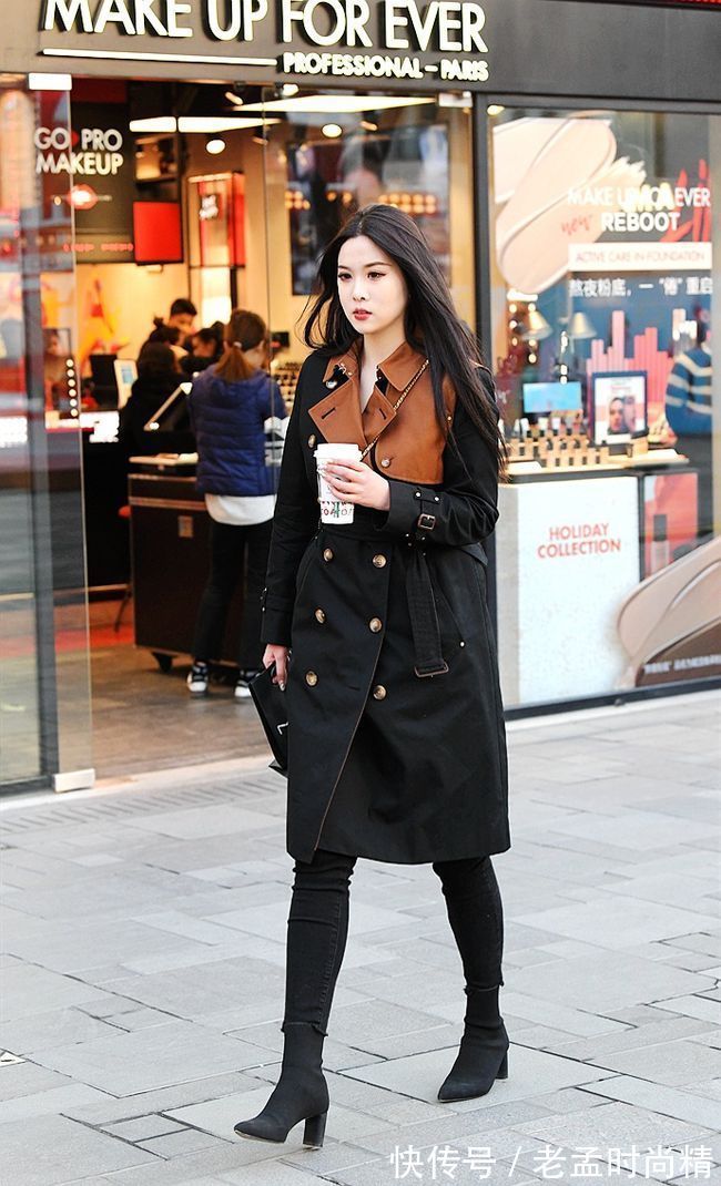大衣|街拍:美女演绎短靴配大衣,款款漂亮