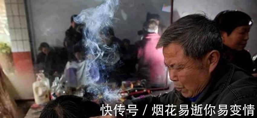 头发|男子用一把火钳给客人理发，头发都被烤糊了，排队的人却很多！