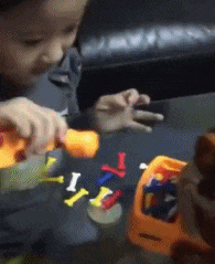 |搞笑GIF:撞衫不可怕 谁小谁尴尬