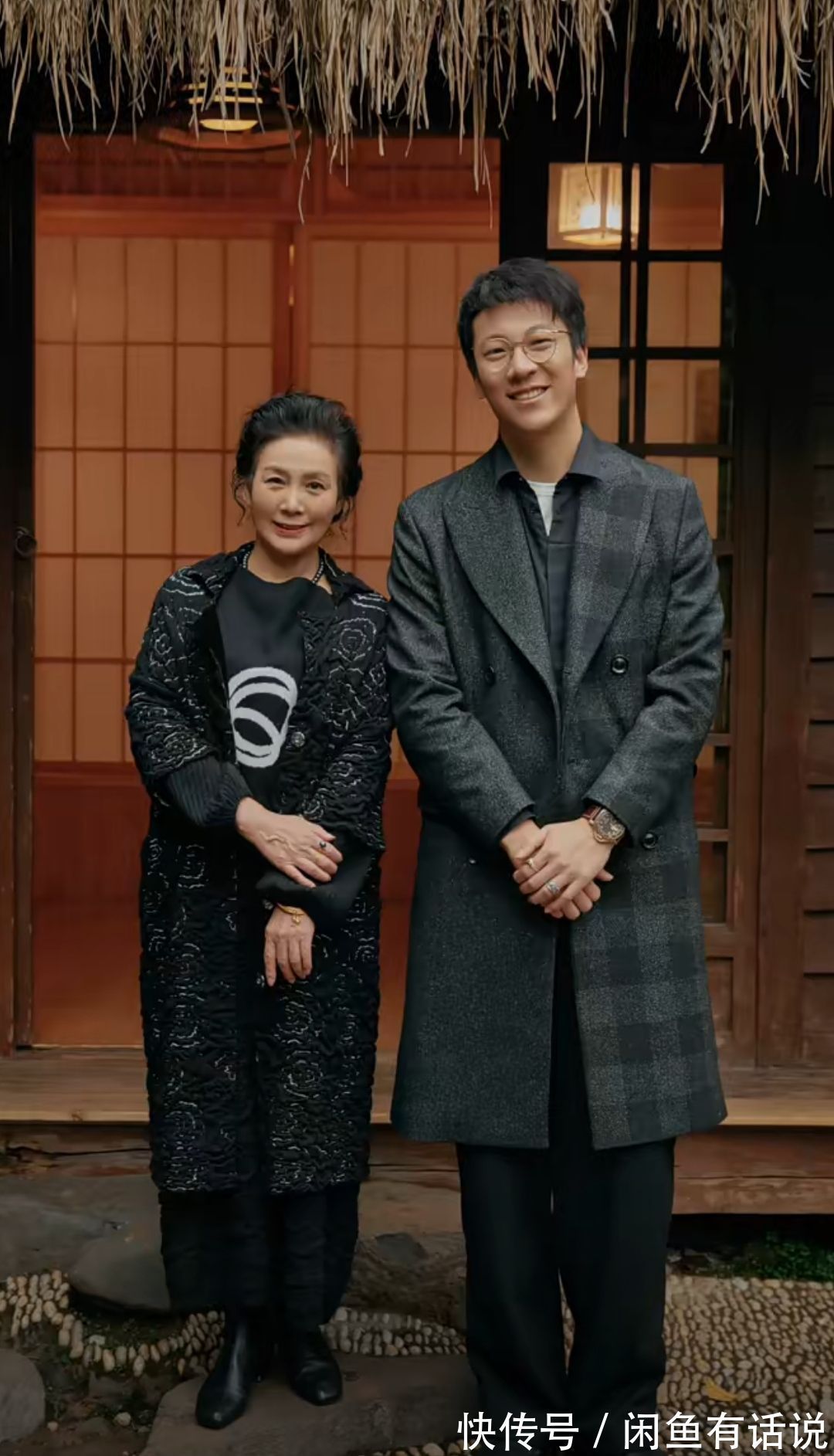 惊艳 65岁阿姨才不扮嫩,和1米9儿子穿亲子装出游太惊艳,我也不怕老了