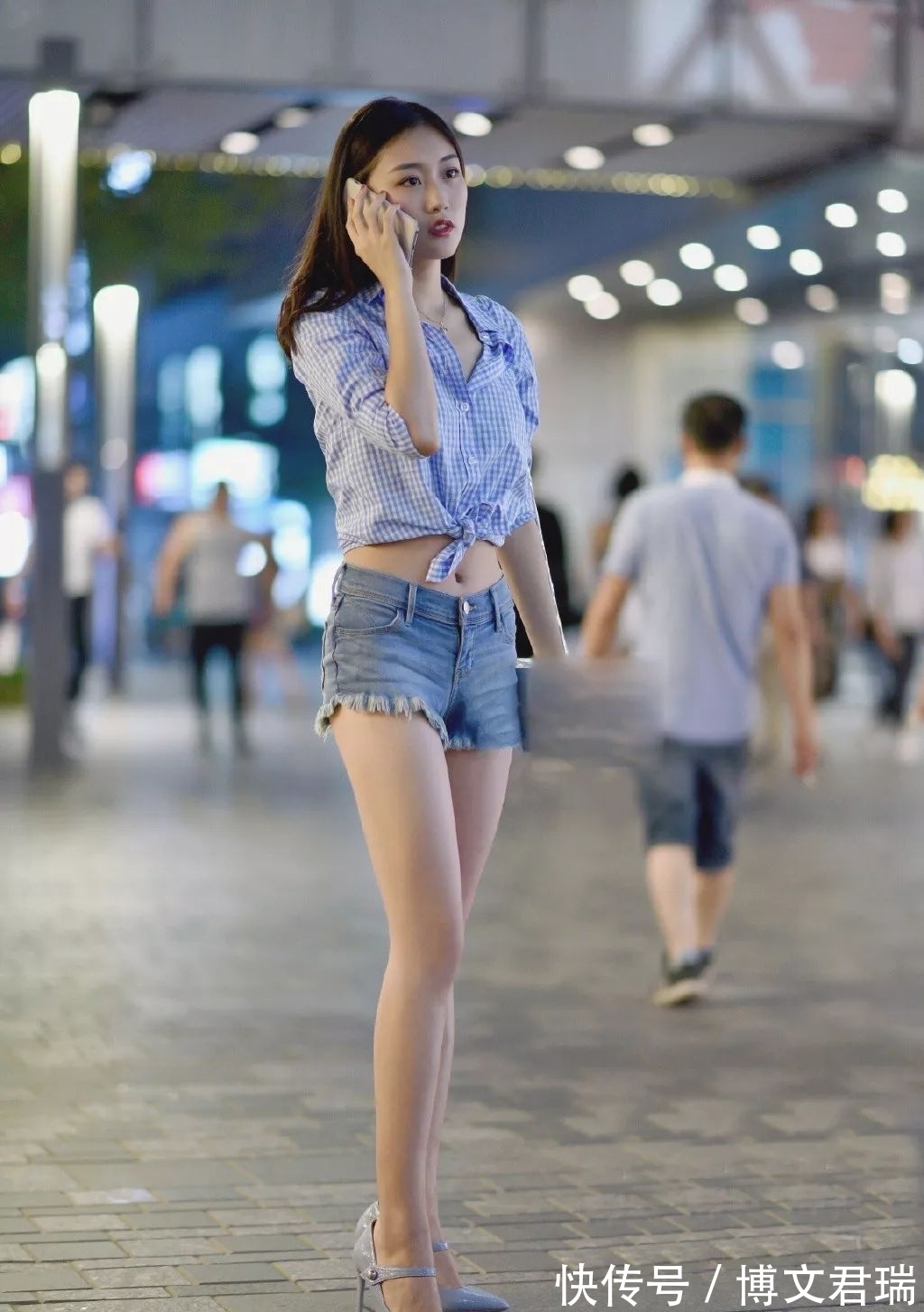 独特魅力|街拍:柔美短裙搭配长卷发,尽显女生独特魅力