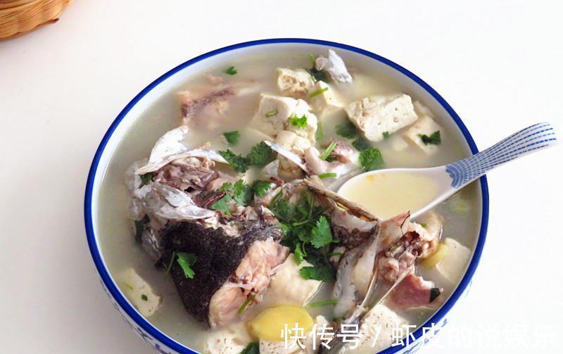 三口人午餐,一条鱼几个玉米就够了,鲜美好吃营养,网友说棒极了