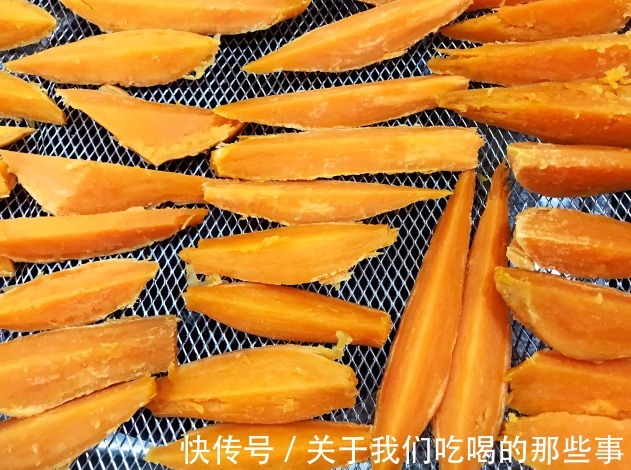 晒红薯干，牢记“三蒸三晒”，橙黄透亮，软糯香甜不粘牙，易保存
