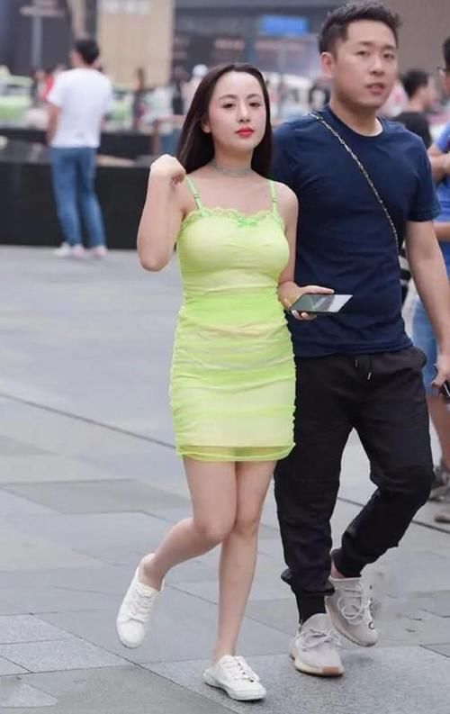 破洞牛仔裤|路人街拍,简洁的背心搭配破洞牛仔裤,显得时髦又减龄
