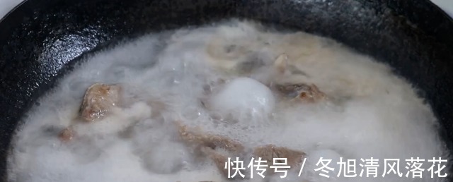 炖排骨汤时，最忌直接焯水，大厨教你多加2步，排骨不腥不柴！
