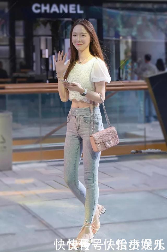 街拍美女脚上搭配一双交叉绑带的高跟凉鞋，显得特别的清爽