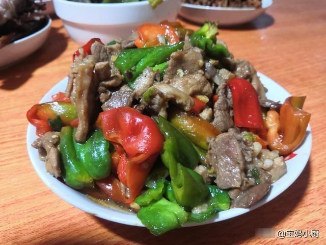 骨头肉|回内蒙第一餐，8道菜家常还实惠，朋友圈一晒：不敢吃，怕胖