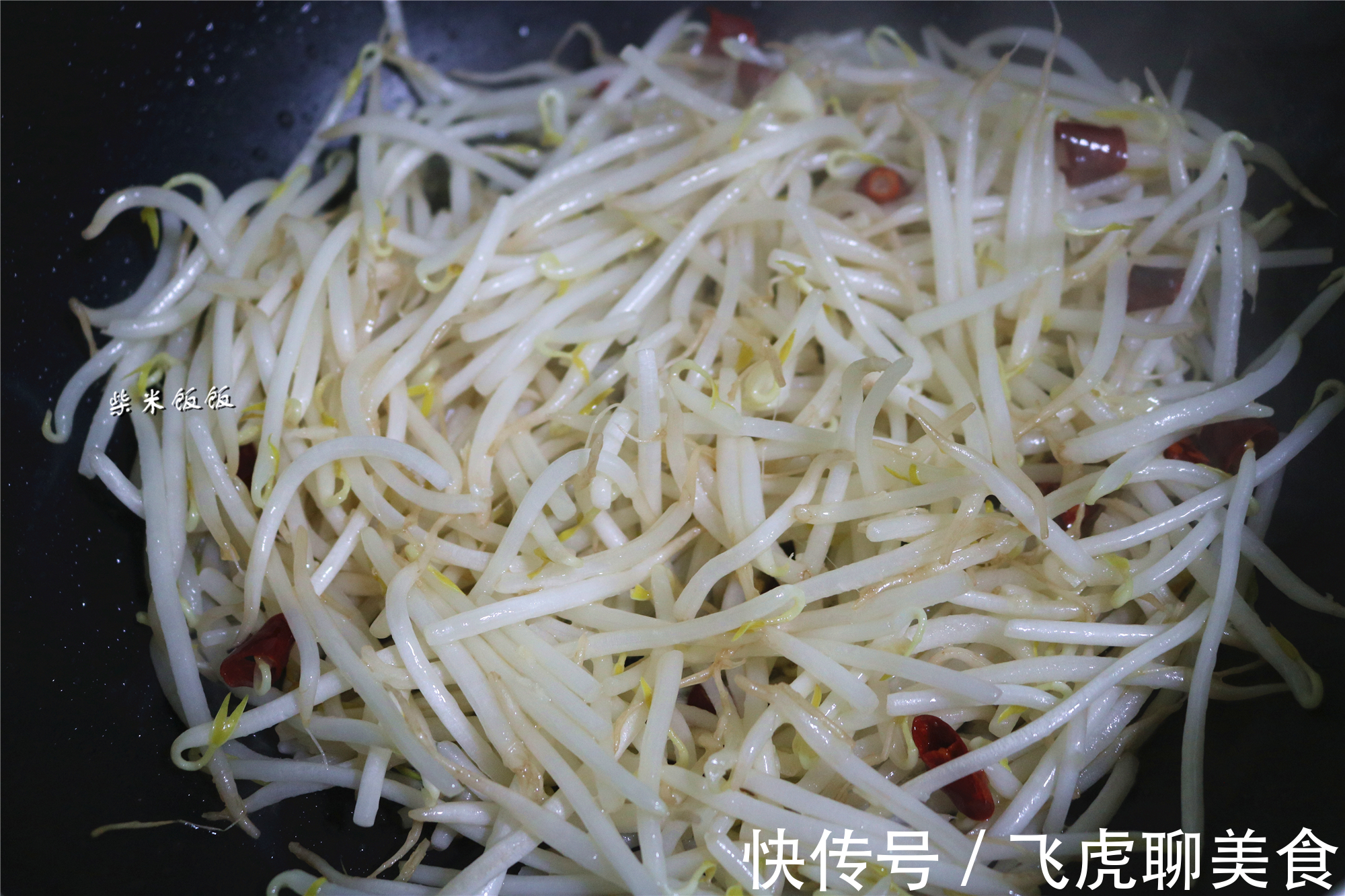 干辣椒|夏天吃芹菜，我从不放肉！加它一起炒，清热消暑，比炒肉强