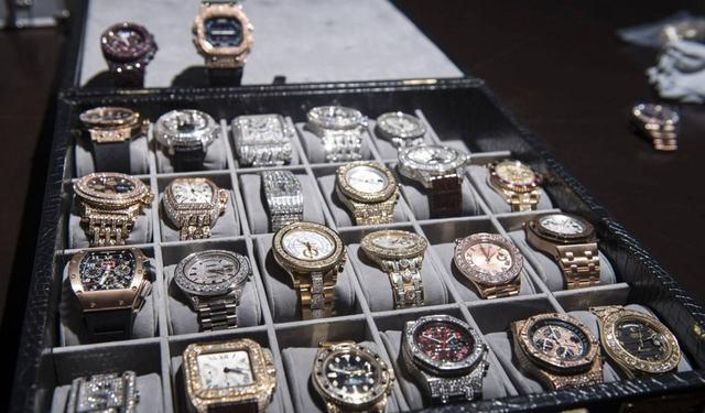 妈妈|地铁上一组照片火了,无数家长感动,网友:这才是真正的“炫富”