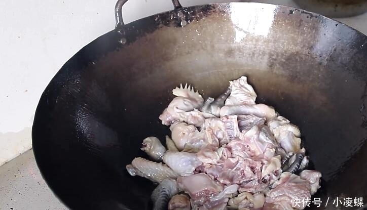 鲜嫩|炖鸡肉时,不要直接加水炖,多加这一步,鸡肉鲜嫩,还不腥