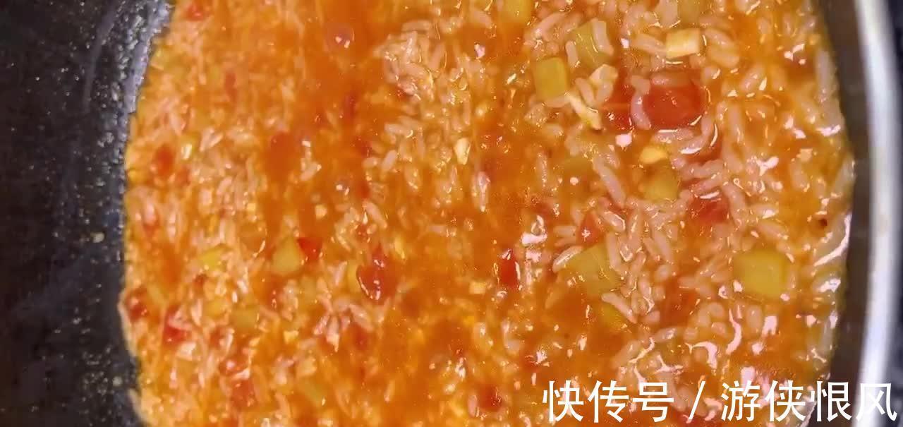 1粒西红柿,1枚土豆,1碗米饭,炒一炒焖一焖,真香