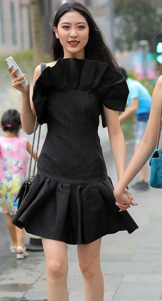 荷叶边吊带连衣裙，配上甜美笑容，让人一见倾心