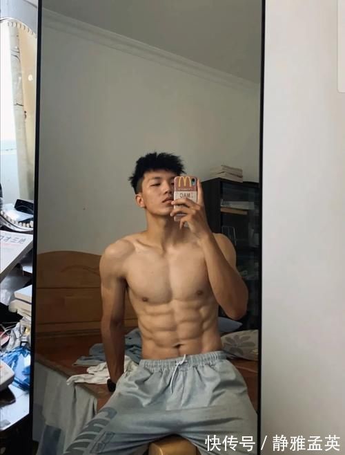 体育生|拥有八块腹肌人鱼线的体育生,网友:不争气的眼泪从嘴角流了下来