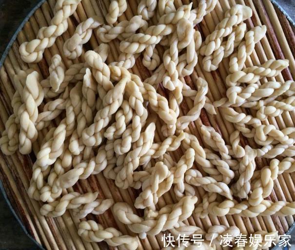 面团|2个鸡蛋1碗面粉，教你做小麻花，不发面两手一搓，吃起来嘎嘣脆