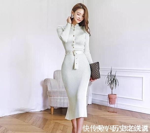 纯色|甜美清新的一款纯色针织连衣裙，流畅的线条尽情勾勒出你的弧度