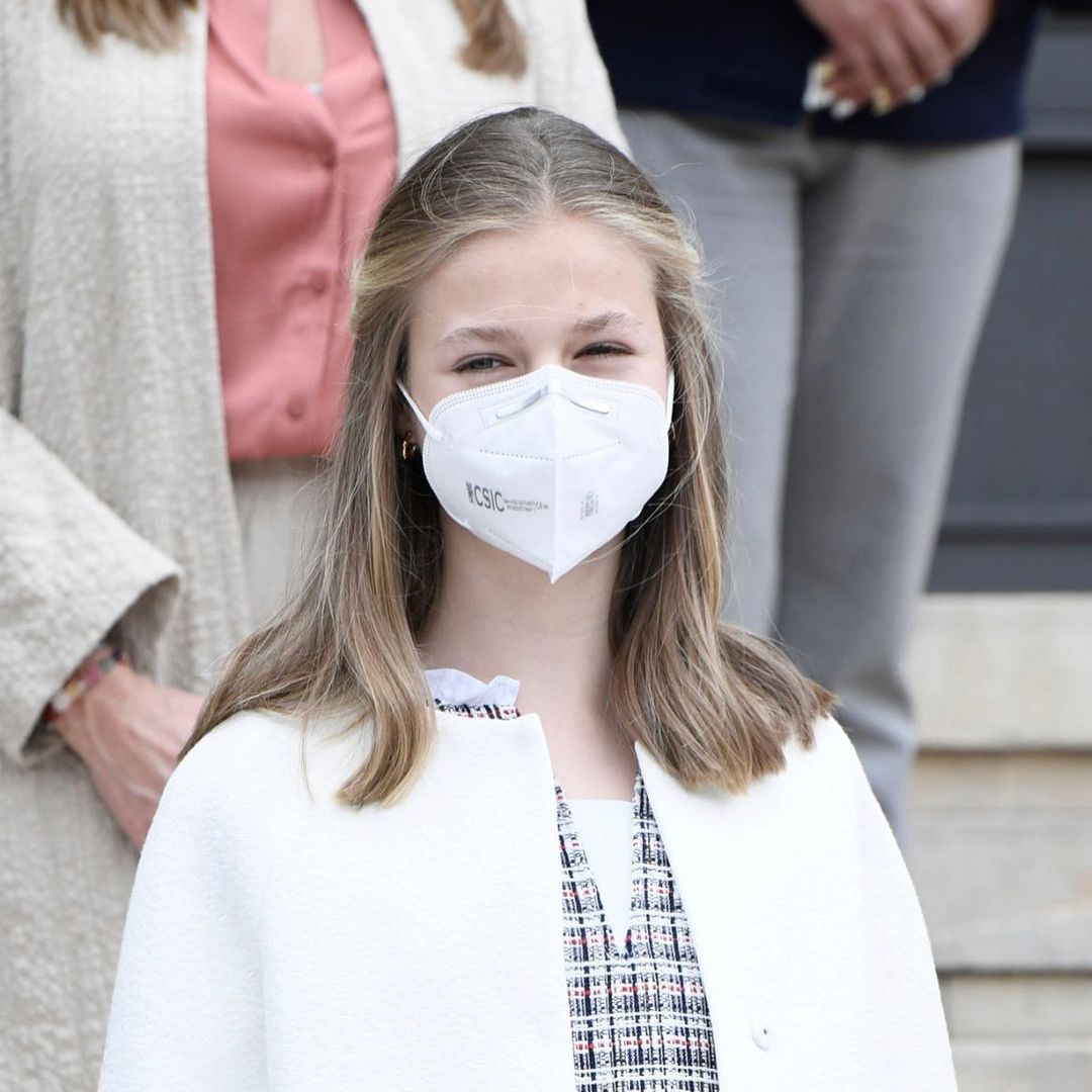 西班牙一家合体,小公主长胖萝卜腿上大块疤抢镜,穿红裙美过姐姐