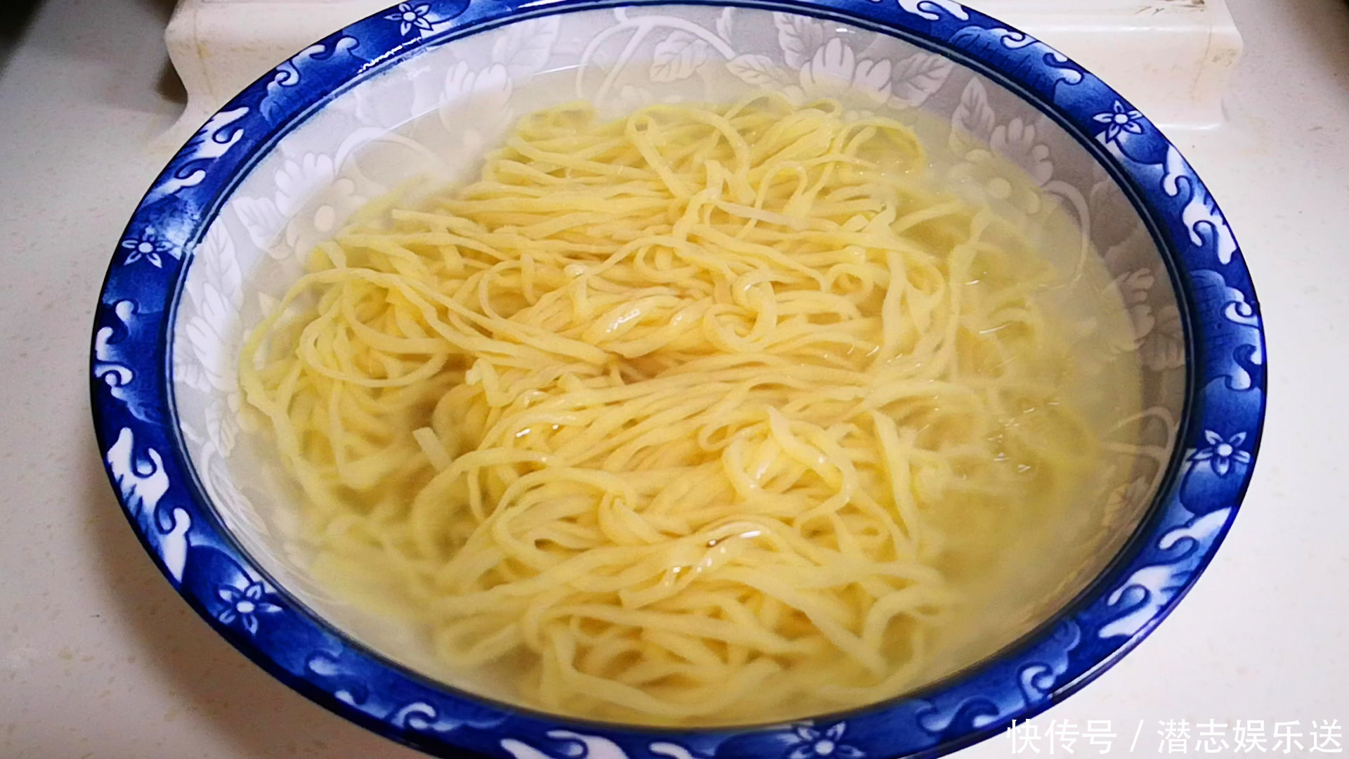 煮面条时,最忌水开下锅,面馆老板牢记3点,面条爽滑又筋道