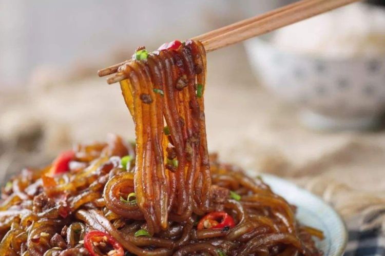 炒粉条,焯水后下锅炒就错了!多做一步,爽滑分明,不糊锅不粘连