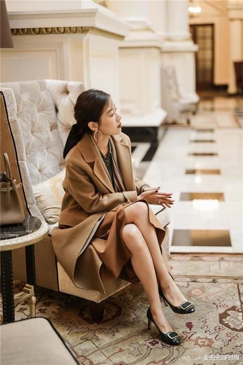今冬流行的“过膝大衣”,建议不要配短靴,搭这些鞋子更时髦显高