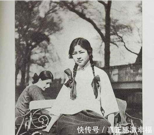 梁思成!林徽因墓地 鲜花环绕 是八宝山祭扫次数最多的墓地