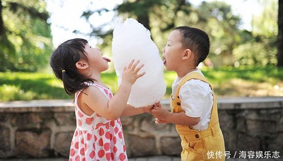 龙凤胎|家有龙凤胎，奶奶抢着带男宝，姥姥主动带女宝，3年后差距明显