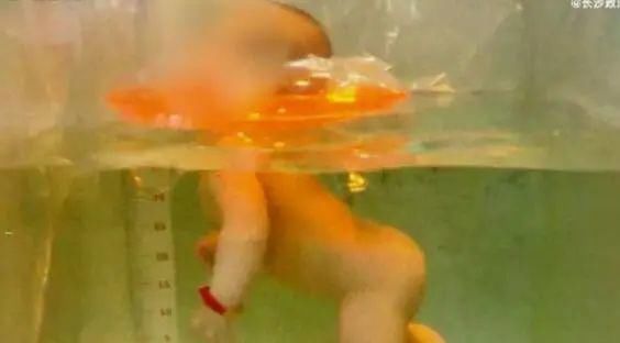 家长|刚满月女婴在家游泳时窒息,家长就在旁边…都是这东西惹的祸!