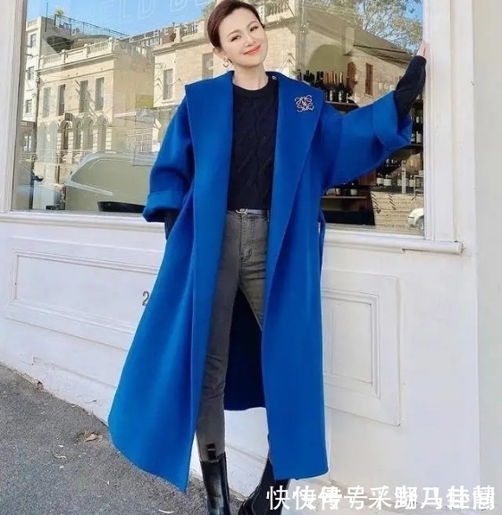 雾霾蓝大衣不流行了,最近大火的“海蓝色大衣”,这样搭配真好看