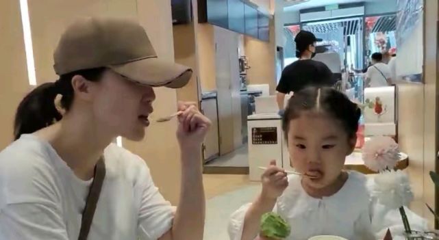 冰激凌|富豪的低调生活!王楠陪女儿吃冰激凌!5岁女儿撒娇王楠满脸宠溺