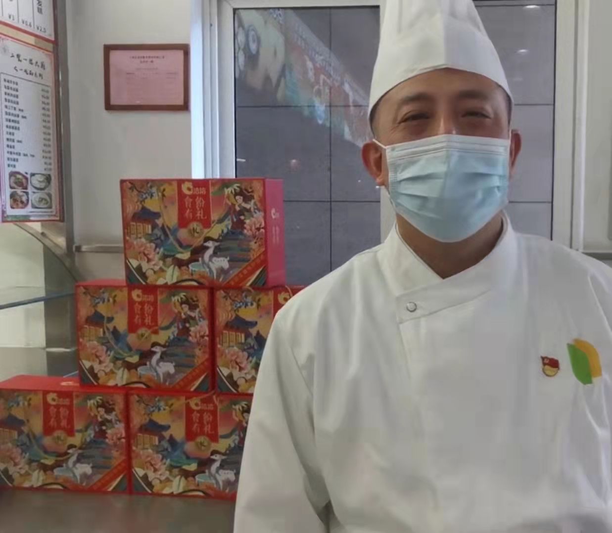 张罗|视频 ｜高校金牌大厨28年没在家里吃年夜饭，凌晨四点开工为师生烹制“一年最重要的一顿饭”