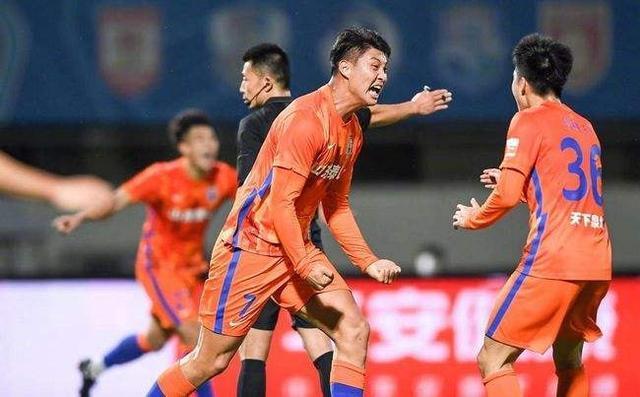 中国足球|上午10点！上海媒体再现争议报道：山东鲁能很意外，球迷骂声一片