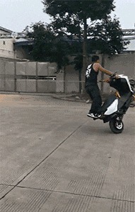 |搞笑GIF:妹子,这头卡的进不来出不去,好无奈啊