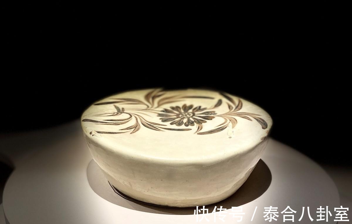 津窑|国博：类似的瓷枕做对比，外行也能分出河津窑和磁州窑