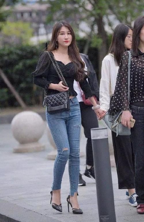 街拍|街拍:高跟鞋搭配牛仔裤,破洞的设计带着街头的时尚分