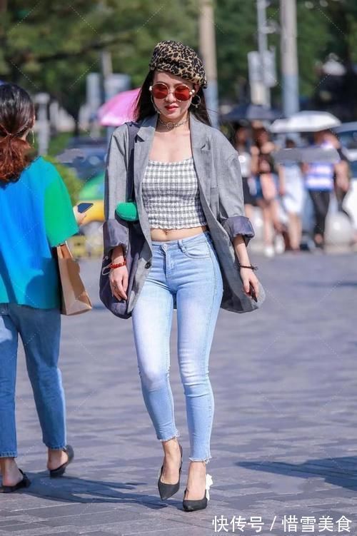 紧身牛仔裤 时尚小姐姐穿浅色紧身牛仔裤,复古的穿法,更能展现出个性时尚