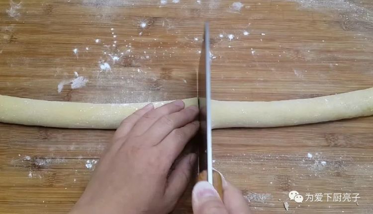 我家油条从来不发面,切一切锅里一炸,松软又香甜,越嚼越舒服