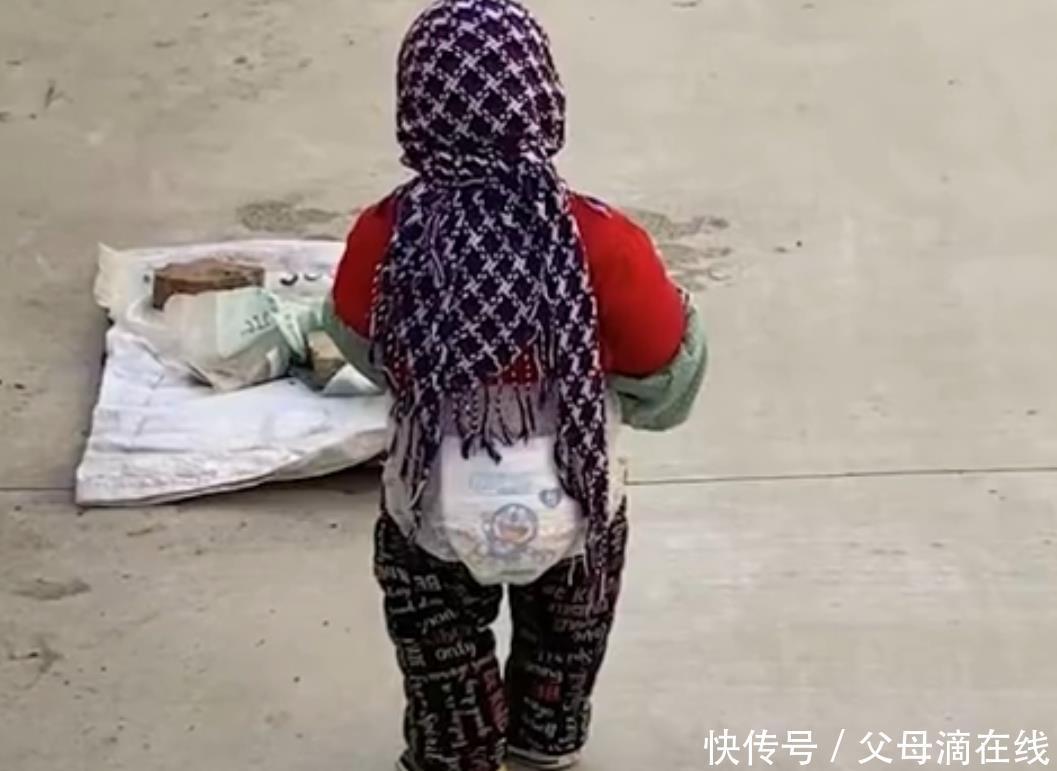 18个月萌娃回老家秒变“可爱小老太太”火了，网友：这气质都变了